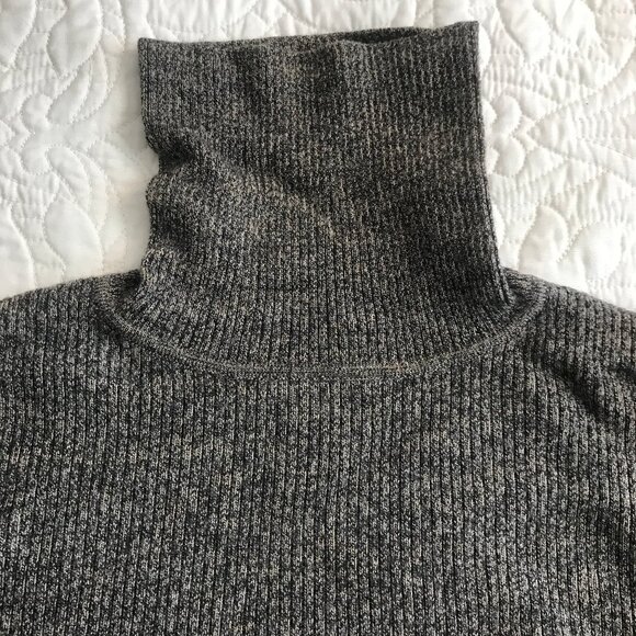 Flattering Warm Tones Turtleneck Sweater - Perfect for Fall! - Picture 1 of 4